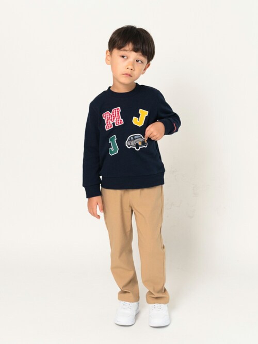 「スウェット、トレーナー、子供服、アルファベット、キッズコーデ、子供コーデ、トレーナー スエット、キッズファッション、スウェットコーデ、トレーナーコーデ」｜「Moujonjonの車アップリケ付き裏毛トレーナー（スウェット、ブルー系）」を使った、こどもの森e-shopさん（キッズ・110cm）の冬コーディネートの1枚目の写真