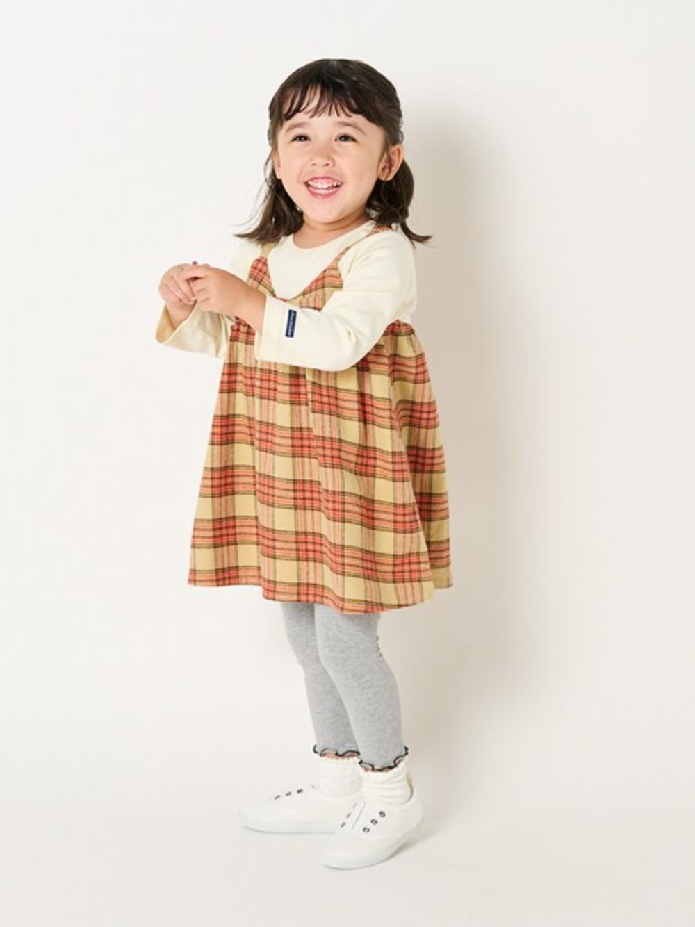 「チェック、ワンピース、チェック柄、子供服、チェックスカート、キッズコーデ、チェックワンピース、ワンピーススタイル、子供コーデ、ワンピースコーデ」｜「Moujonjonのタータンチェックキャミレイヤード風ワンピース（ワンピース、ホワイト系）」を使った、こどもの森e-shopさん（キッズ・90cm）の冬コーディネートの1枚目の写真