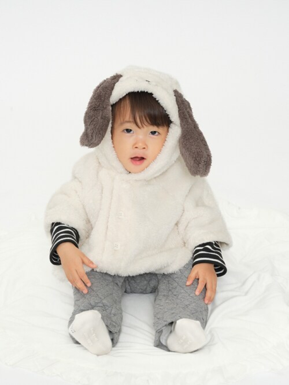 「ジャケット、アウター、ポンチョ、子供服、キッズコーデ、ポンチョコート、赤ちゃんコーデ、マント、マントコート、アウターコーデ」｜「Moujonjonのネコ・イヌ・ウサギ・クマなりきりボアマント（ポンチョ、ホワイト系）」を使った、こどもの森e-shopさん（キッズ・80cm）の冬コーディネートの1枚目の写真