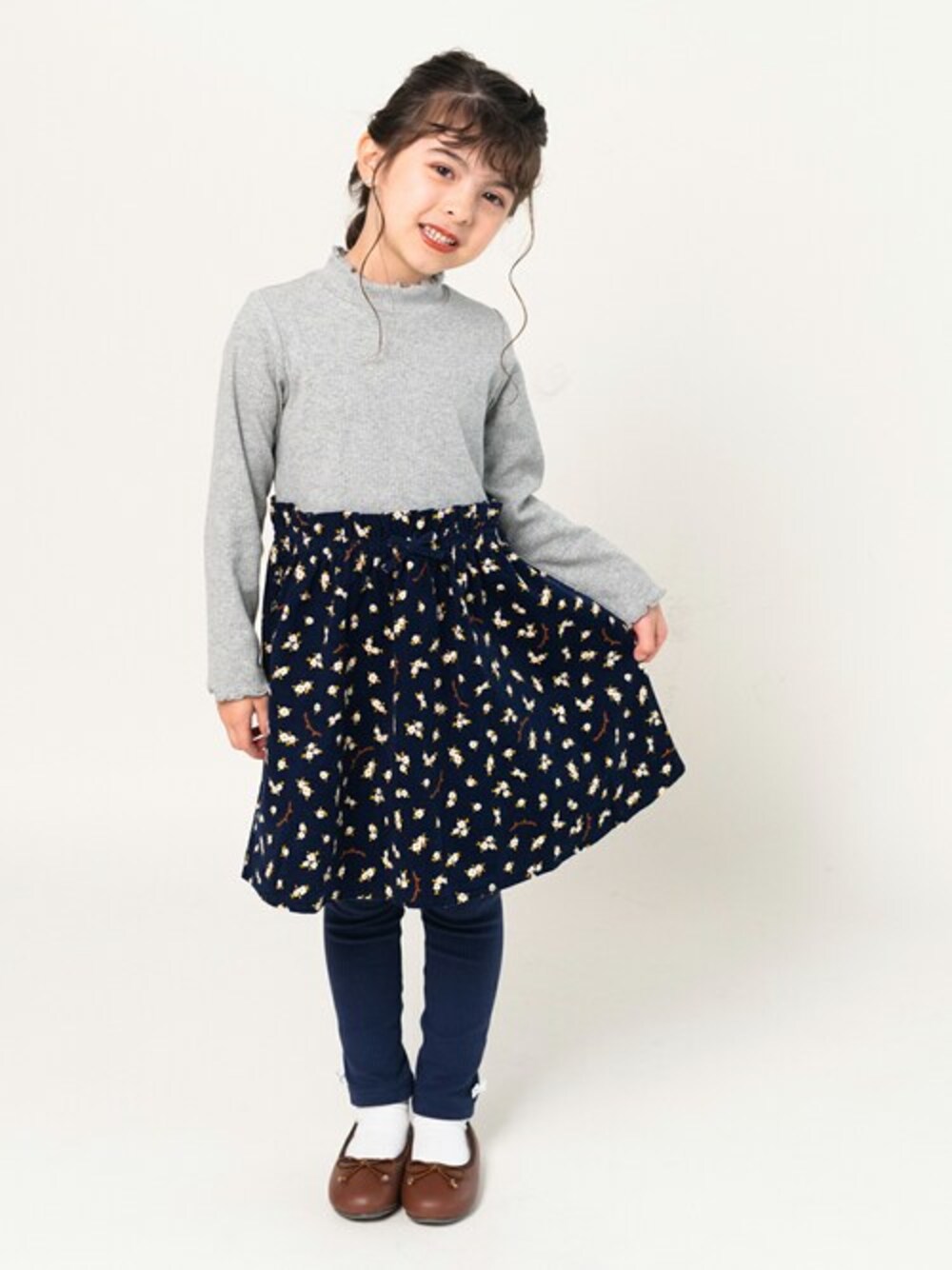 「ワンピース、花柄、子供服、キッズコーデ、花柄ワンピース、花柄スカート、ワンピーススタイル、子供コーデ、キッズファッション、ワンピースコーデ」｜「Moujonjonの花柄切替ワンピース（ワンピース、グレー系）」を使った、こどもの森e-shopさん（キッズ・110cm）の冬コーディネートの1枚目の写真