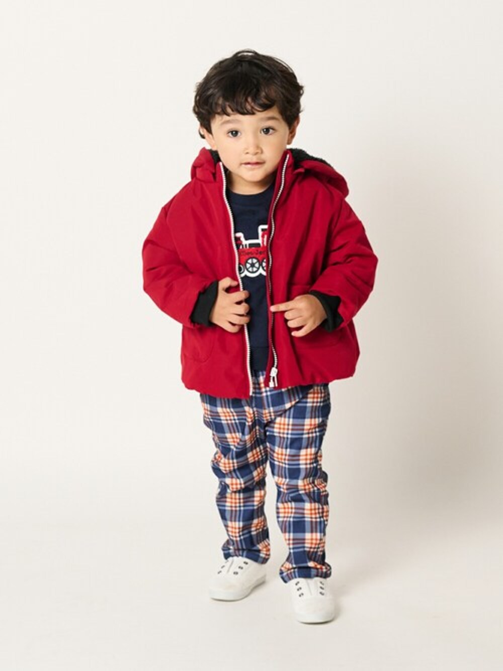 「ジャケット、アウター、子供服、キッズコーデ、ジャケットスタイル、子供コーデ、おでかけコーデ、ジャケットコーデ、キッズファッション、アウターコーデ」｜「Moujonjonの防風・撥水中綿入りフード付きジャケット（ダウンジャケット/コート、レッド系）」を使った、こどもの森e-shopさん（キッズ・90cm）の冬コーディネートの1枚目の写真