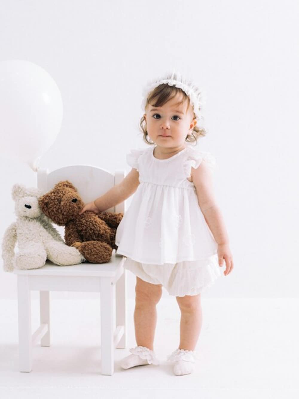 「ベビー、チュニック、子供服、赤ちゃんコーデ、ベビーコーデ、ベビー服、ブルマ、ベビーファッション、ブルマパンツ、チュニックブラウス」｜「kids zooのお花モチーフ付チュニック（チュニック、ホワイト系）」を使った、こどもの森e-shopさん（キッズ・80cm）の春コーディネートの1枚目の写真