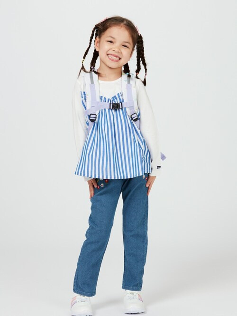 「リュック、リュックサック、バッグ、ストライプ、子供服、ストライプシャツ、カバン、リュック女子、リュックスタイル、リュック・バッグ」｜「Kids Foretの花・うさぎ・恐竜・働く車総柄リュック（バックパック/リュック、ホワイト系）」を使った、こどもの森e-shopさん（キッズ・110cm）の春コーディネートの1枚目の写真