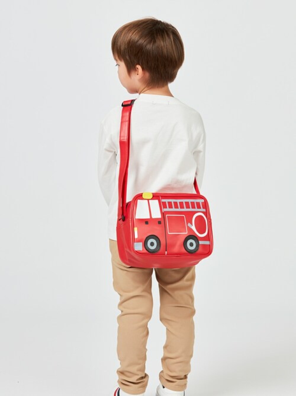 「ショルダーバッグ、バッグ、車、子供服、カバン、通園スタイル、消防車、通園コーデ、通園バッグ、働く車」｜「Kids Foretの消防車・パトカー立体通園バッグ（ショルダーバッグ、レッド系）」を使った、こどもの森e-shopさん（キッズ・110cm）の春コーディネートの1枚目の写真