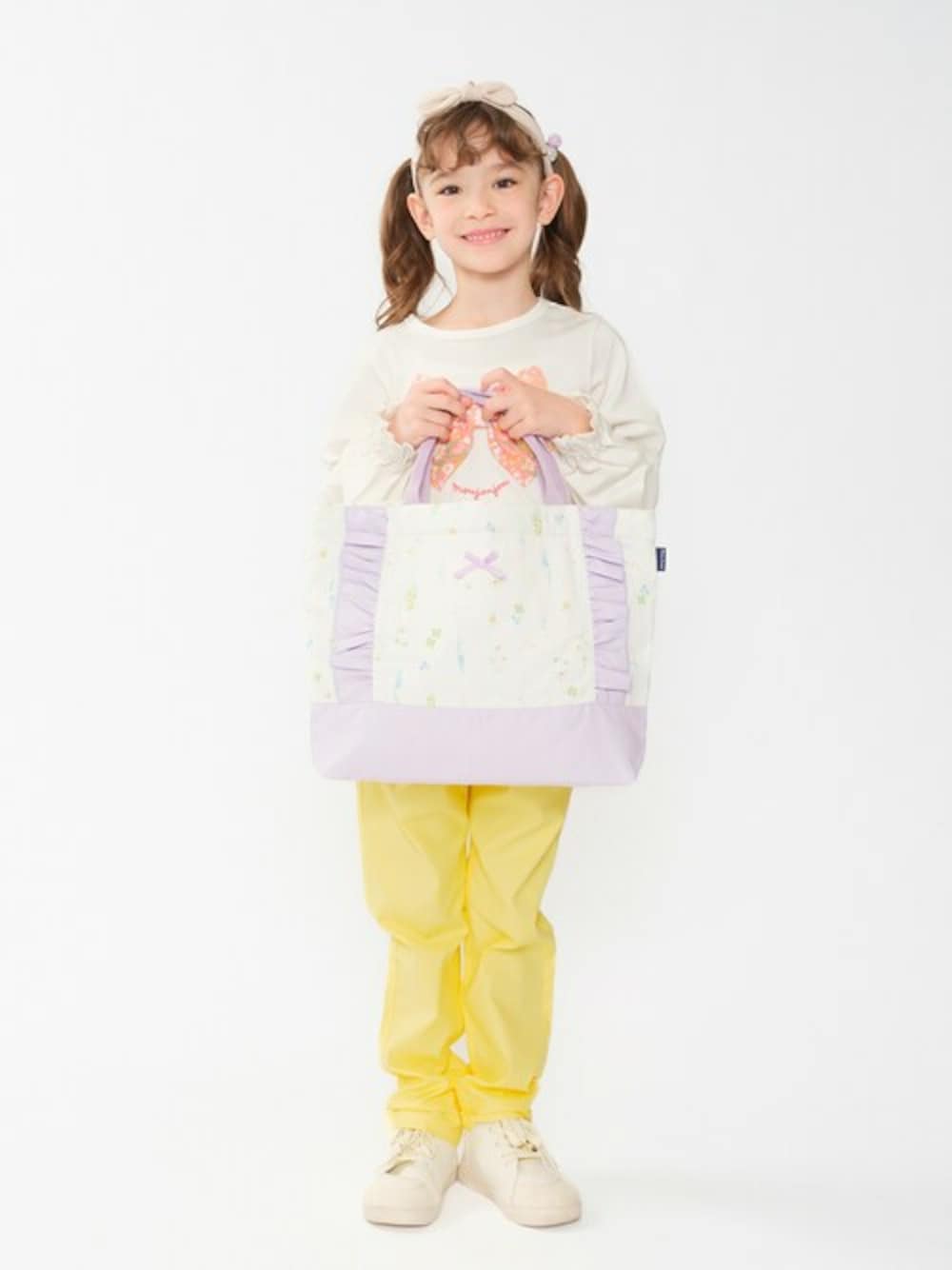 「トートバッグ、花柄、バッグ、子供服、キッズコーデ、カバン、お花、キッズファッション、習い事、レッスンバッグ」｜「Kids Foretのお花・うさぎ総柄レッスンバッグ（トートバッグ、ホワイト系）」を使った、こどもの森e-shopさん（キッズ・110cm）の春コーディネートの1枚目の写真