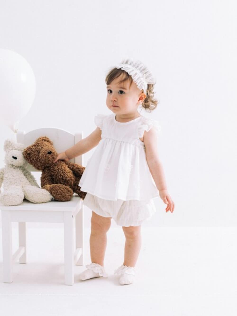 「ベビー、チュニック、子供服、赤ちゃん、シフォンスカート、赤ちゃんコーデ、ベビーコーデ、ベビー服、ベビーファッション、赤ちゃん服」｜「kids zooのお花モチーフ付チュニック（チュニック、ホワイト系）」を使った、こどもの森e-shopさん（キッズ・80cm）の春コーディネートの1枚目の写真