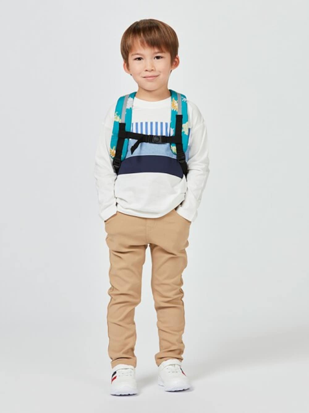 「子供服、キッズコーデ、通学、春服、春コーデ、子供コーデ、通学コーデ、通園スタイル、通学すたいる、通園コーデ」｜「Kids Foretの花・うさぎ・恐竜・働く車総柄リュック（バックパック/リュック、グリーン系）」を使った、こどもの森e-shopさん（キッズ・110cm）の春コーディネートの1枚目の写真