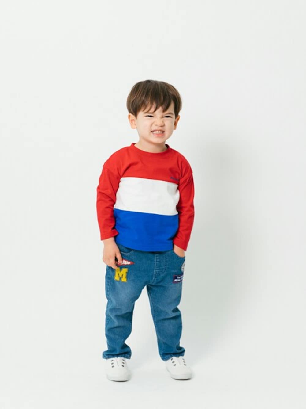 「Tシャツ、ロンT、長袖シャツ、子供服、キッズコーデ、長袖Tシャツ、Tシャツ×デニム、Tシャツコーデ、ロンTコーデ」｜「Moujonjonの3段切替長袖Tシャツ・ロンT（Tシャツ/カットソー、レッド系）」を使った、こどもの森e-shopさん（キッズ・90cm）の春コーディネートの1枚目の写真