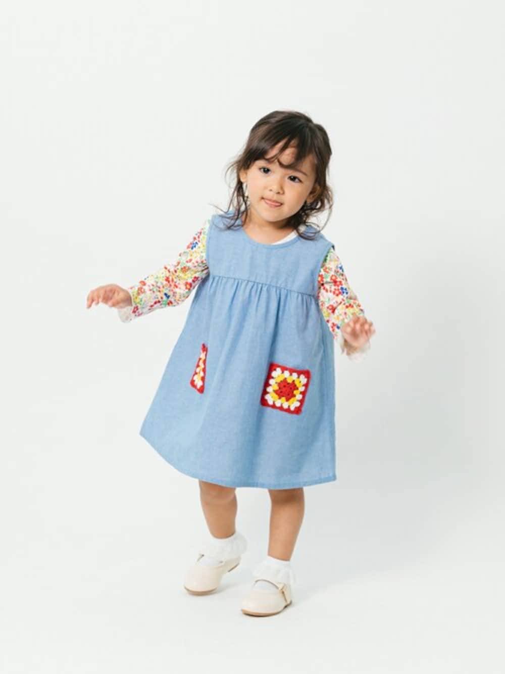 「デニム、ジャンスカ、ジャンパースカート、キッズコーデ、春コーデ、春夏コーデ、デニムジャンスカ、かぎ針編み、キッズファッション、ジャンスカコーデ」｜「Moujonjonのかぎ針ポケットジャンパースカート（ジャンパースカート、ブルー系）」を使った、こどもの森e-shopさん（キッズ・90cm）の春コーディネートの1枚目の写真