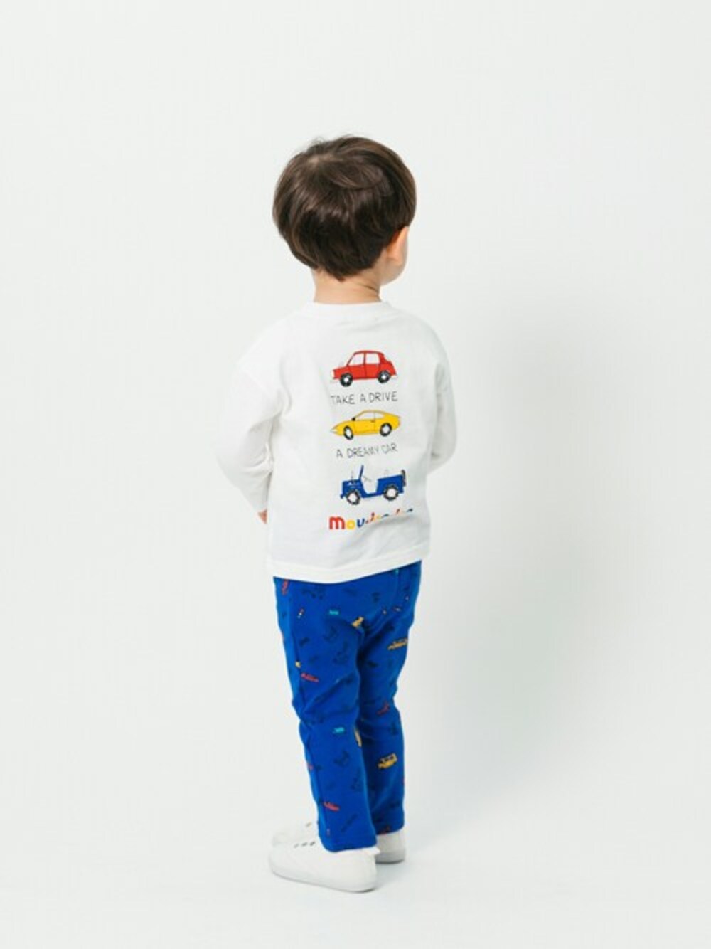 「Tシャツ、ロンT、車、子供服、キッズコーデ、春服、春コーデ、長袖Tシャツ、キッズファッション、クルマ柄」｜「Moujonjonのバックプリント車刺繍長袖Tシャツ（Tシャツ/カットソー、ホワイト系）」を使った、こどもの森e-shopさん（キッズ・90cm）の春コーディネートの1枚目の写真