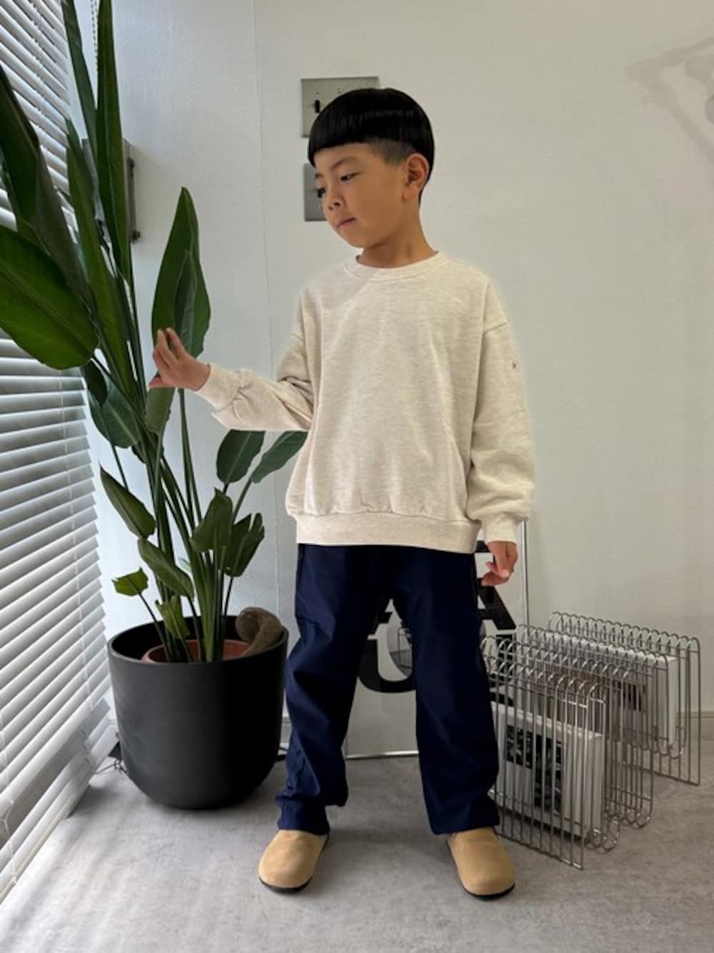 「トレーナー、子供服、キッズコーデ、パンツスタイル、春コーデ、子供コーデ、男の子コーデ、トレーナー スエット、キッズファッション、トレーナーコーデ」｜「TARKERの裏毛切替トレーナー（スウェット、ホワイト系）」を使った、こどもの森e-shopさん（キッズ・120cm）の春コーディネートの1枚目の写真
