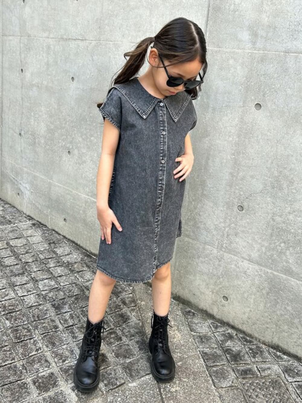 「ワンピース、子供服、デニムワンピ、キッズコーデ、セーラー、デニムワンピース、セーラーカラー、セーラーワンピース、キッズファッション、ワンピースコーデ」｜「TARKERのデニムセーラーワンピース（ワンピース、ブラック系）」を使った、こどもの森e-shopさん（キッズ・130cm）の春コーディネートの1枚目の写真