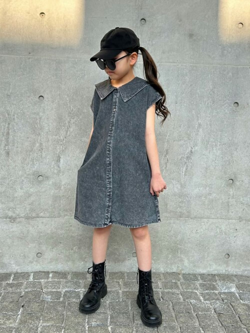 「デニム、ワンピース、キッズコーデ、セーラー、デニムワンピース、セーラーカラー、ワンピーススタイル、ワンピース×デニム、セーラー襟、ワンピースコーデ」｜「TARKERのデニムセーラーワンピース（ワンピース、ブラック系）」を使った、こどもの森e-shopさん（キッズ・129cm）の春コーディネートの1枚目の写真