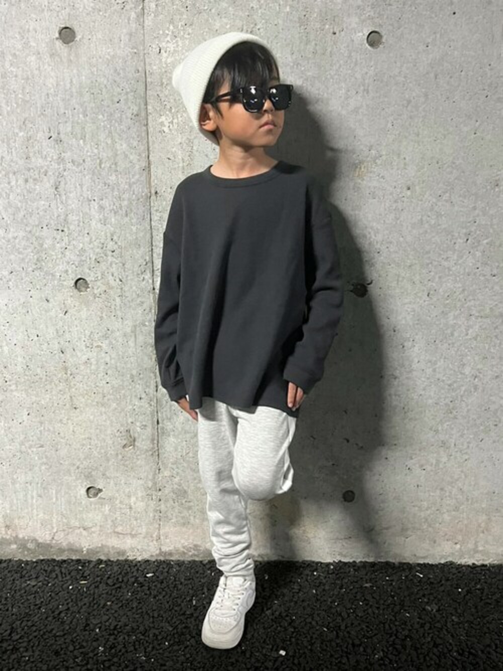 「Tシャツ、長袖シャツ、春コーデ、春夏コーデ、ワッフル、Tシャツコーデ、ラインパンツ、ワッフルカットソー、ワッフルTシャツ、ワッフルクルーネックＴ」｜「TARKERの無地・クレイジー配色ワッフル長袖Tシャツ・ロンT（Tシャツ/カットソー、ブラック系）」を使った、こどもの森e-shopさん（キッズ・115cm）の春コーディネートの1枚目の写真