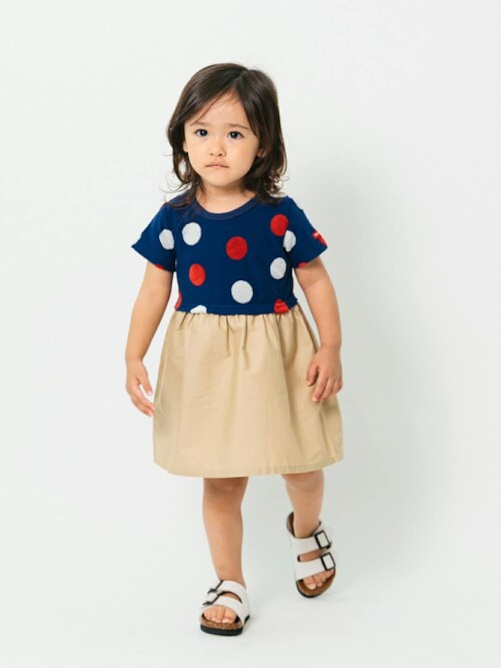 「ワンピース、ドット柄、キッズコーデ、夏コーデ、ワンピーススタイル、ドットワンピ、ドット柄ワンピース、キッズファッション、ワンピースコーデ」｜「Moujonjonのドット柄切替半袖ワンピース（ワンピース、ブルー系）」を使った、こどもの森e-shopさん（キッズ・90cm）の春コーディネートの1枚目の写真
