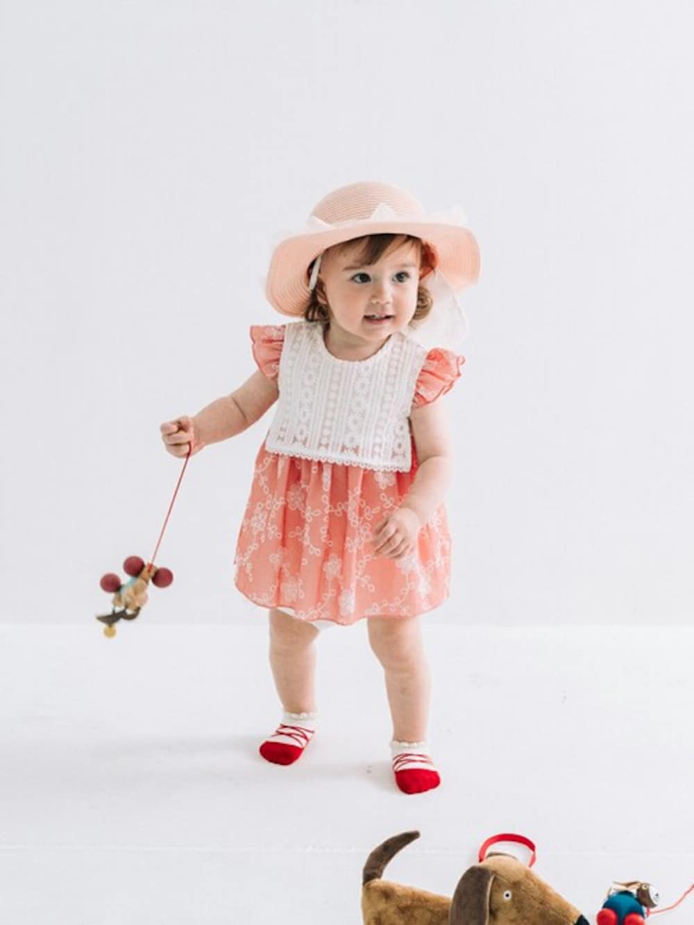 「kids zooのレースベスト風花柄ロンパース（ロンパース、レッド系）」を使った、こどもの森e-shopさん（キッズ・80cm）の春コーディネートの1枚目の写真
