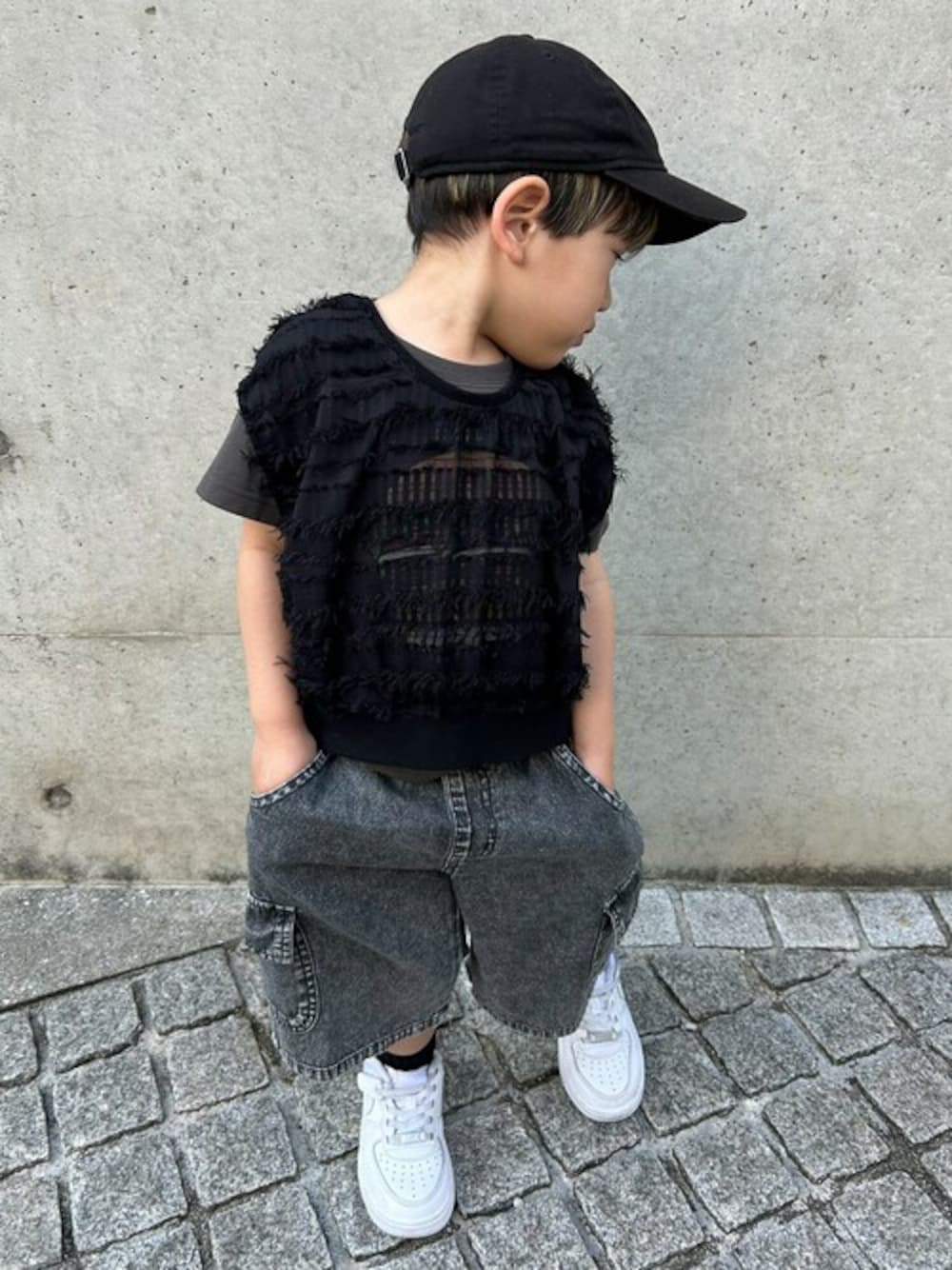 「デニム、ジャガード、ベスト、ハーフパンツ、キッズコーデ、夏コーデ、デニムコーデ、夏服、キッズファッション、ベストコーデ」｜「TARKERのジャガード素材トップス（その他トップス、ブラック系）」を使った、こどもの森e-shopさん（キッズ・97cm）の春コーディネートの1枚目の写真