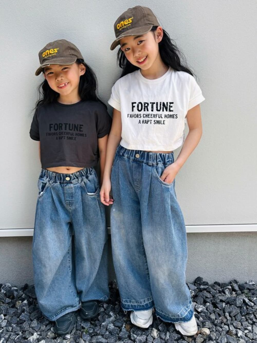 「デニム、夏、キッズコーデ、夏コーデ、クロップド丈、半袖Ｔシャツ、夏服、半袖、ミニ丈、チビT」｜「TARKERのクロップド丈Ｔシャツ（Tシャツ/カットソー、ホワイト系）」を使った、こどもの森e-shopさん（キッズ・116cm）の春コーディネートの1枚目の写真