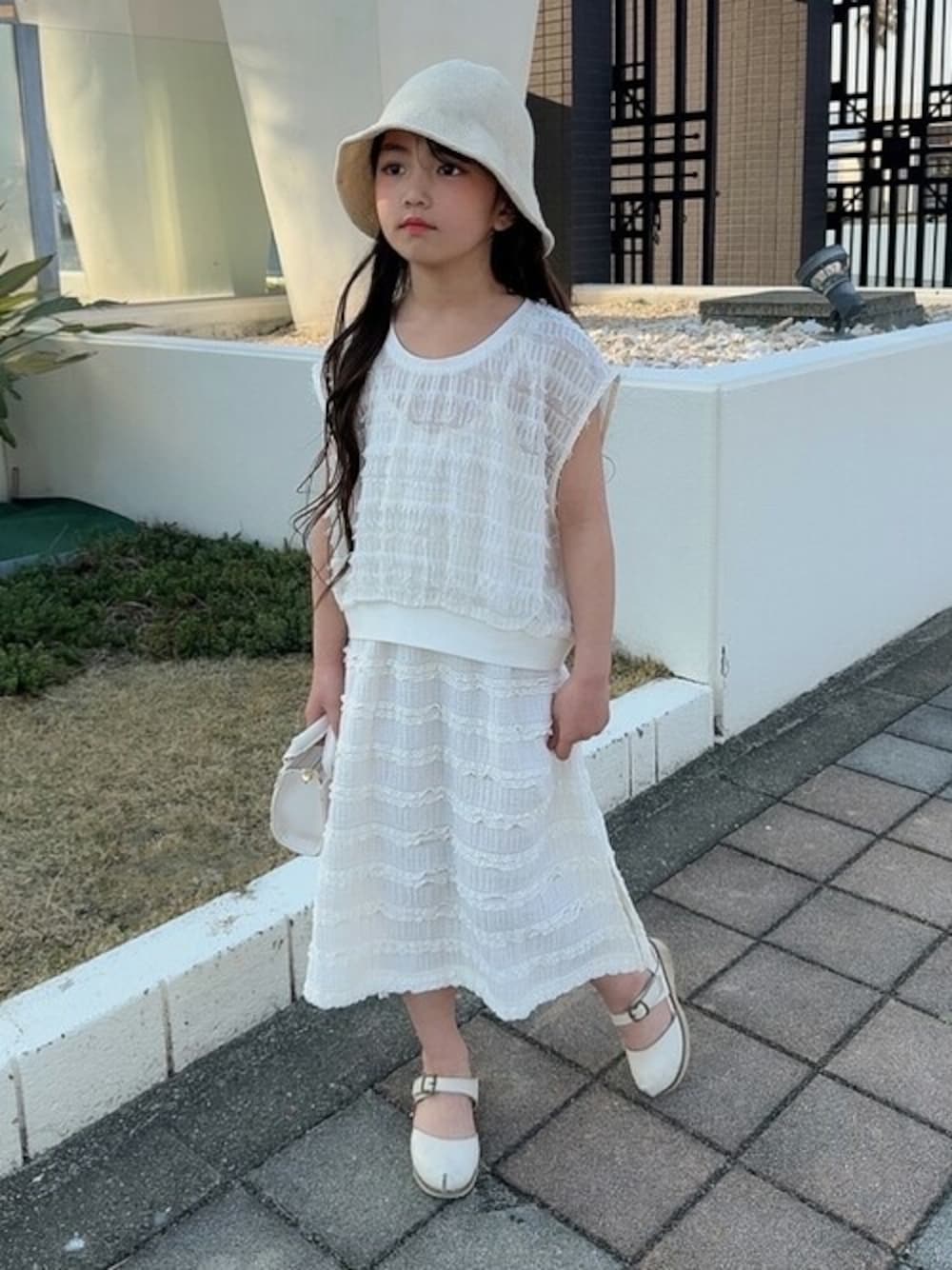 「ワンピース、セットアップ、ジャガード、ベスト、キッズコーデ、セットアップスタイル、ワンピーススタイル、夏服、ワンピースコーデ、ベストコーデ」｜「TARKERのジャガード素材トップス（その他トップス、ホワイト系）」を使った、こどもの森e-shopさん（キッズ・115cm）の春コーディネートの1枚目の写真