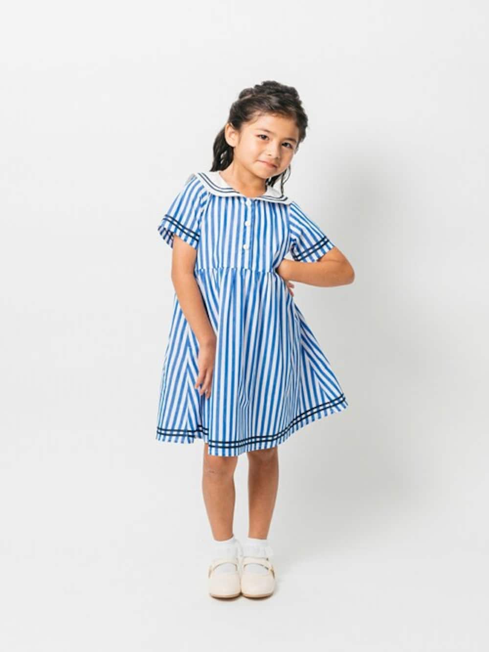 「ワンピース、ストライプ、キッズコーデ、セーラーカラー、ストライプワンピース、夏コーデ、ワンピーススタイル、セーラー服、セーラーワンピース、ワンピースコーデ」｜「Moujonjonのストライプ・無地セーラー衿半袖ワンピース（ワンピース、ブルー系）」を使った、こどもの森e-shopさん（キッズ・110cm）の春コーディネートの1枚目の写真