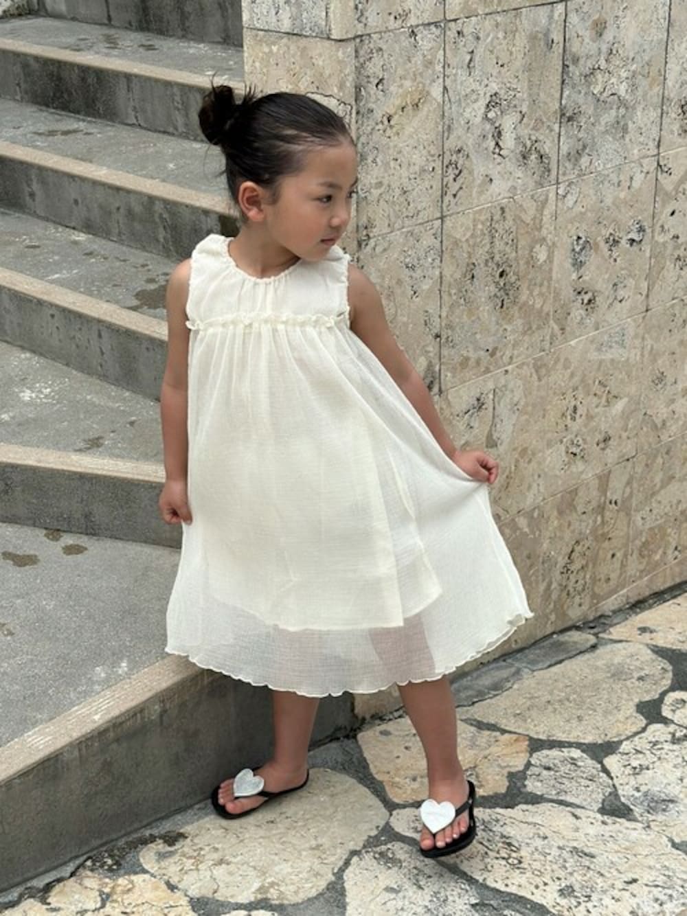 「ワンピース、キッズコーデ、夏コーデ、ノースリーブ、ワンピーススタイル、ノースリーブワンピース、夏服、キッズファッション、ワンピースコーデ、なつこーで」｜「TARKERのシフォンワンピース（ワンピース、ホワイト系）」を使った、こどもの森e-shopさん（キッズ・110cm）の春コーディネートの1枚目の写真