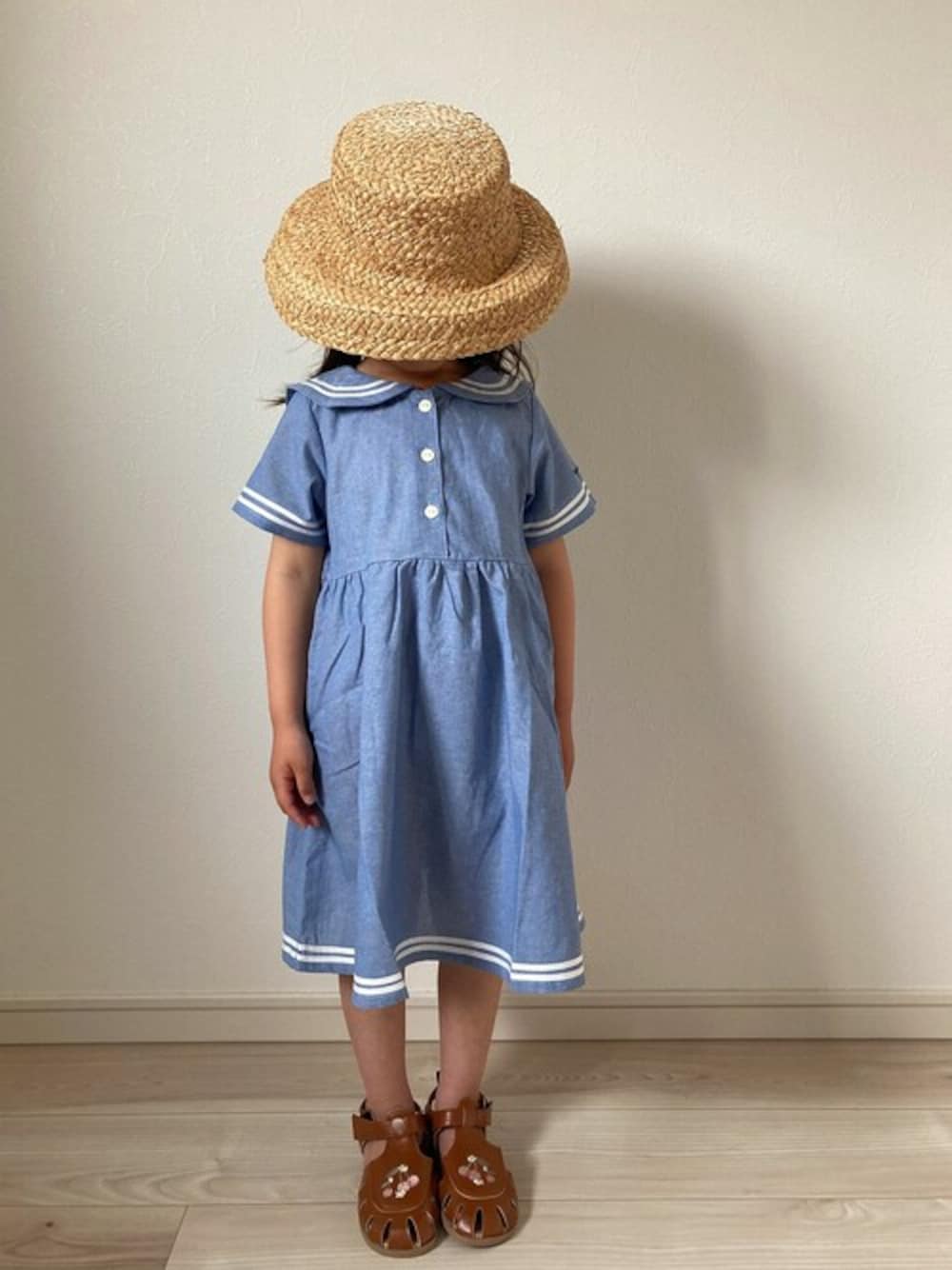 「ワンピース、キッズコーデ、セーラーカラー、夏コーデ、ワンピーススタイル、セーラー服、セーラーワンピース、夏ワンピース、キッズファッション、ワンピースコーデ」｜「Moujonjonのストライプ・無地セーラー衿半袖ワンピース（ワンピース、ブルー系）」を使った、こどもの森e-shopさん（キッズ・107cm）の春コーディネートの1枚目の写真