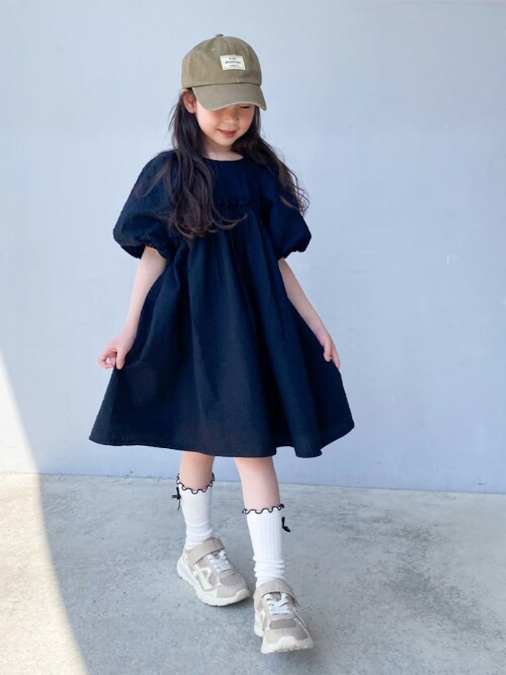 「ワンピース、キッズコーデ、夏コーデ、ワンピーススタイル、ワンピース×スニーカー、夏ワンピース、キッズファッション、半袖ワンピース、バルーン袖、ワンピースコーデ」｜「TARKERのバルーン袖ワンピース（ワンピース、ブラック系）」を使った、こどもの森e-shopさん（キッズ・117cm）の夏コーディネートの1枚目の写真