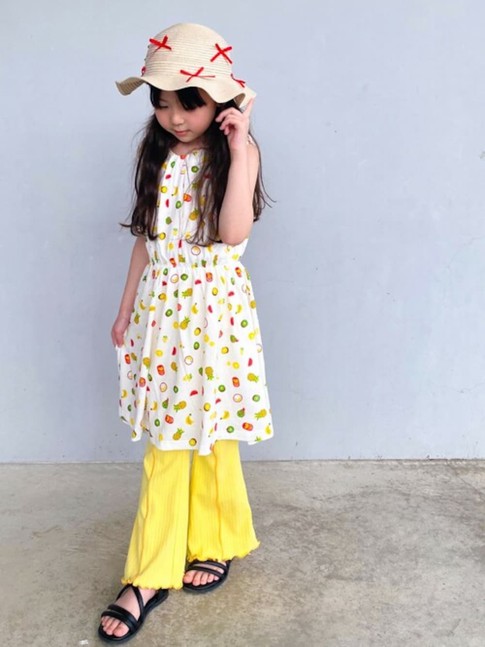 「ワンピース、キッズコーデ、フレアパンツ、夏コーデ、麦わら帽子、ワンピーススタイル、フルーツ柄、麦わらハット、ワンピースコーデ」｜「Kids Foretのリボン付き日よけたれ付きひらひらハット・帽子（ハット、ベージュ系）」を使った、こどもの森e-shopさん（キッズ・117cm）の夏コーディネートの1枚目の写真
