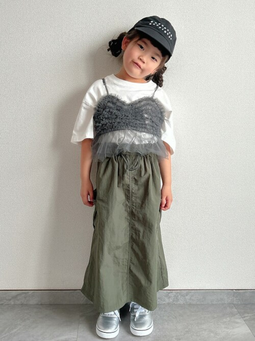 「重ね着、ビスチェ、子供服、キッズコーデ、夏コーデ、キッズファッション、お出掛けコーデ、重ね着コーデ、ビスチェコーデ、チュールビスチェ」｜「TARKERのチュールフリルキャミソール（キャミソール、ブラック系）」を使った、こどもの森e-shopさん（キッズ・108cm）の夏コーディネートの1枚目の写真