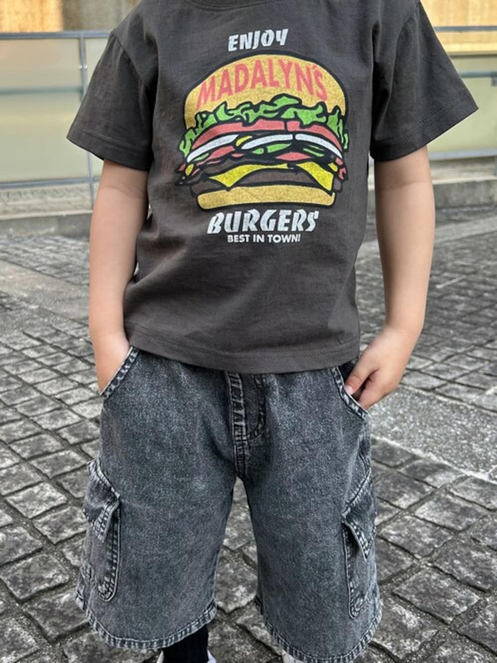 「Tシャツ、ハーフパンツ、子供服、キッズコーデ、キッズ、夏コーデ、ハンバーガー、Tシャツ×デニム、Tシャツコーデ、キッズファッション」｜「Crescentのジャンクフードプリント半袖Tシャツ（Tシャツ/カットソー、ブラック系）」を使った、こどもの森e-shopさん（キッズ・97cm）の夏コーディネートの1枚目の写真