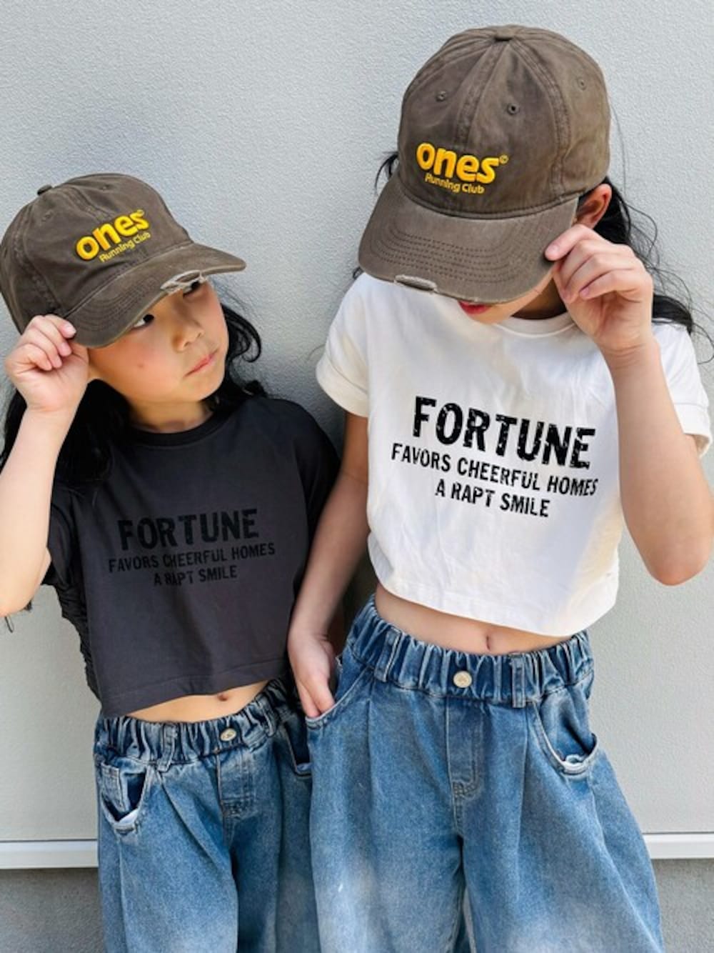 「Tシャツ、キッズコーデ、夏コーデ、クロップド丈、ミニ丈、チビT、Tシャツ×デニム、キッズファッション、ミニTシャツ、チビTシャツ」｜「TARKERのクロップド丈Ｔシャツ（Tシャツ/カットソー、ホワイト系）」を使った、こどもの森e-shopさん（キッズ・130cm）の夏コーディネートの1枚目の写真