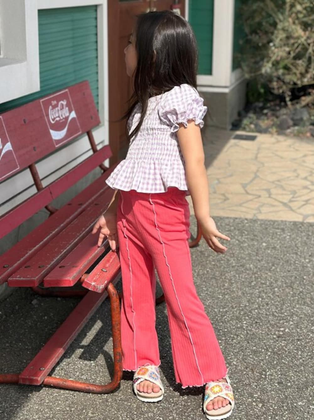 「ピンク、リブパンツ、キッズコーデ、パンツスタイル、フレアパンツ、パンツコーデ、ピンクパンツ、ピンクコーデ、キッズファッション、フレアパンツコーデ」｜「TARKERのリブフレアパンツ（その他パンツ、ピンク系）」を使った、こどもの森e-shopさん（キッズ・110cm）の夏コーディネートの1枚目の写真