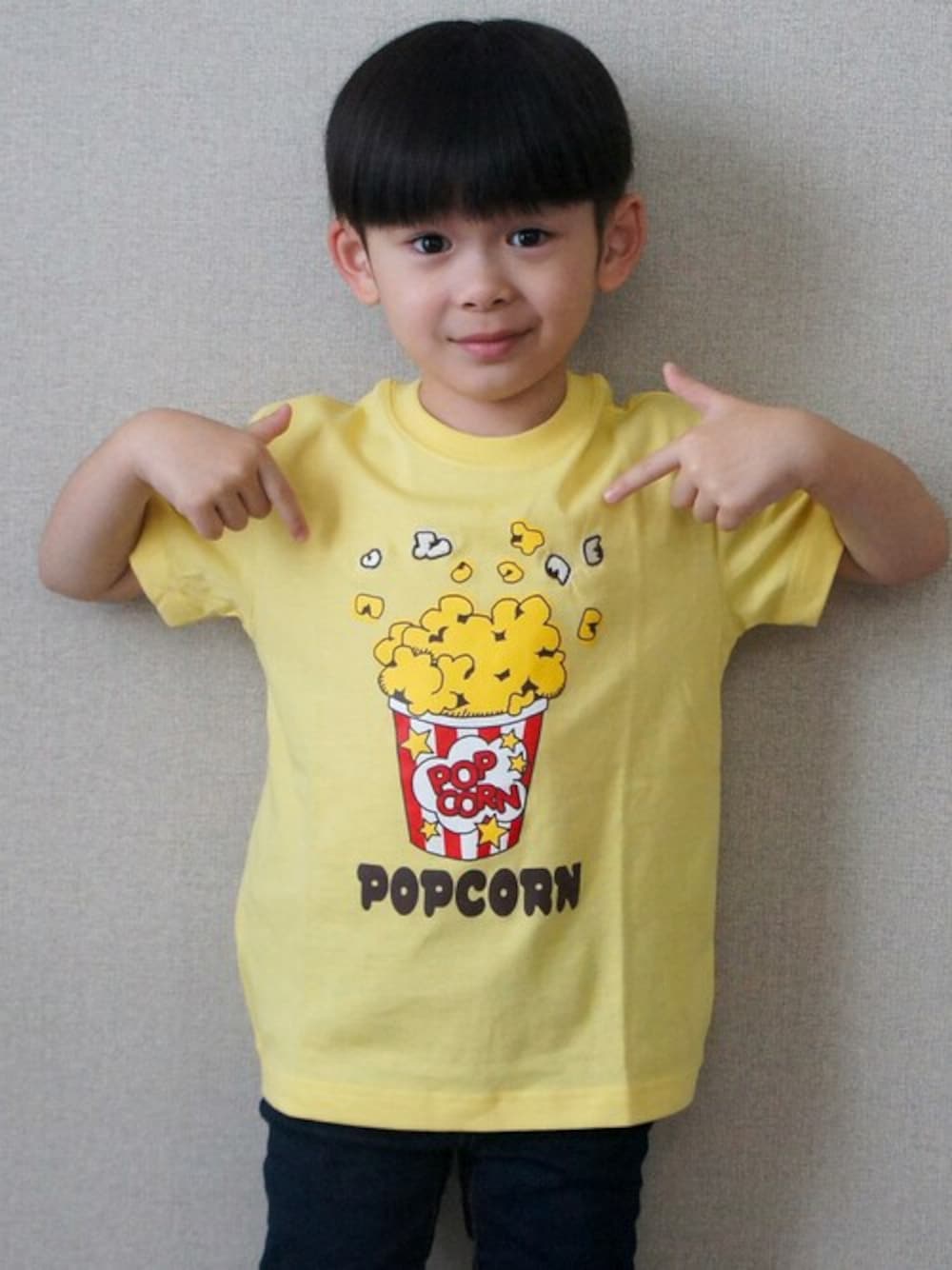 イエロー系のTシャツ/カットソーを着用したキッズの夏コーディネートの1枚目の写真