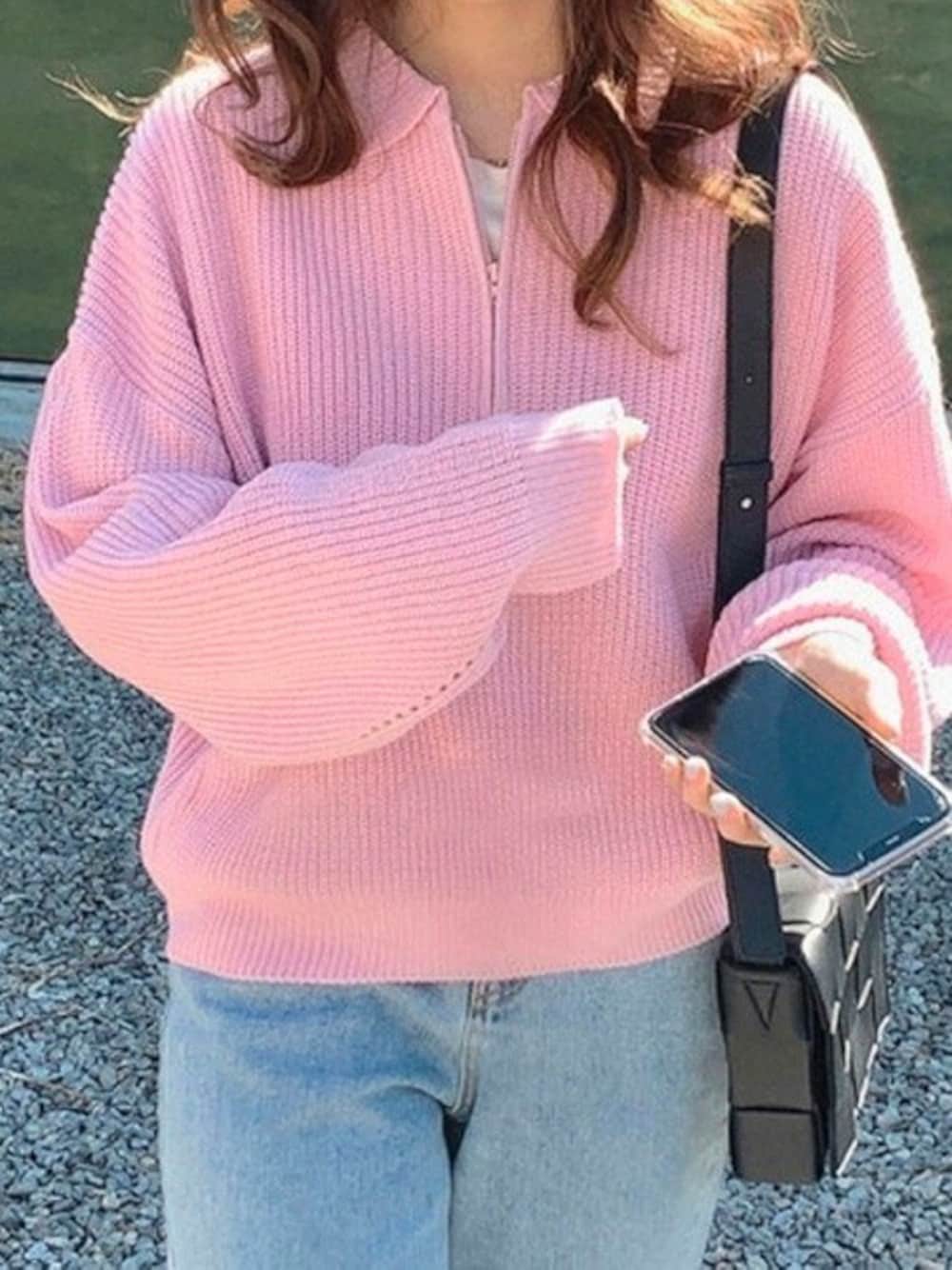 ピンク系のニット/セーターを着用したレディースの秋コーディネートの1枚目の写真