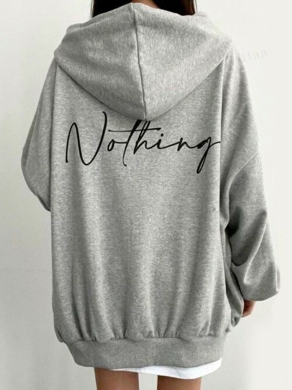 グレー系のパーカーを着用したレディースの秋コーディネートの1枚目の写真