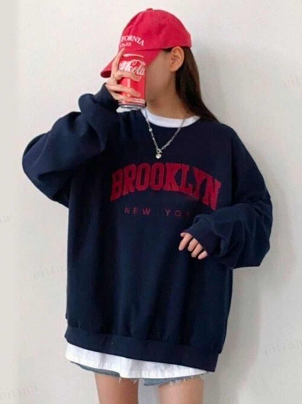 ブルー系のスウェットを着用したレディースの秋コーディネートの1枚目の写真