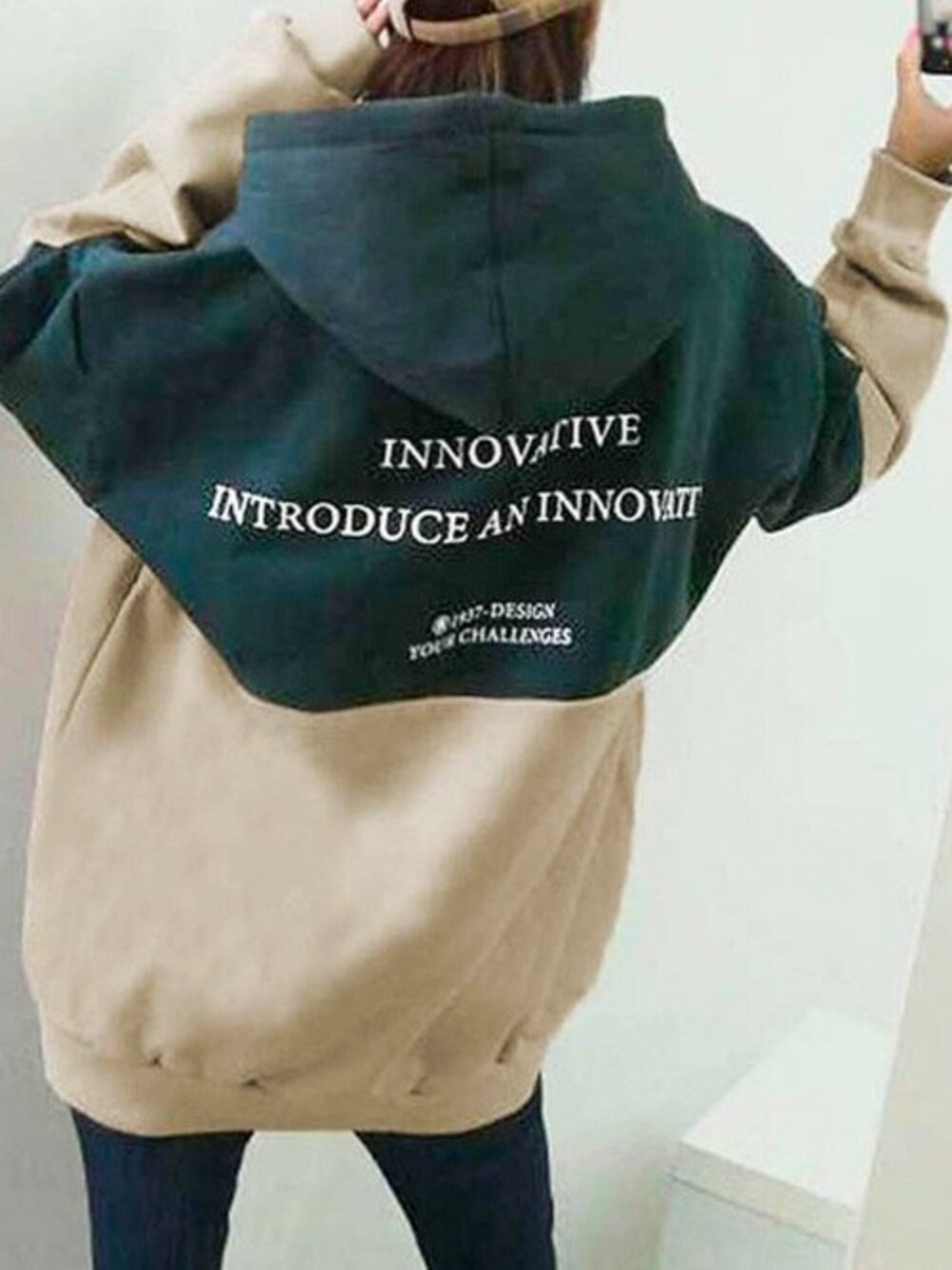 グリーン系のパーカーを着用したレディースの秋コーディネートの1枚目の写真