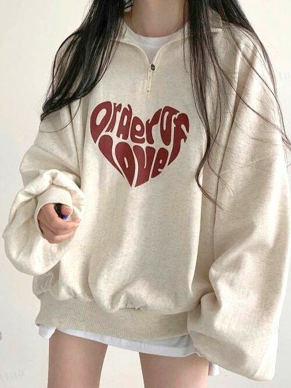 ベージュ系のスウェットを着用したレディースの秋コーディネートの1枚目の写真