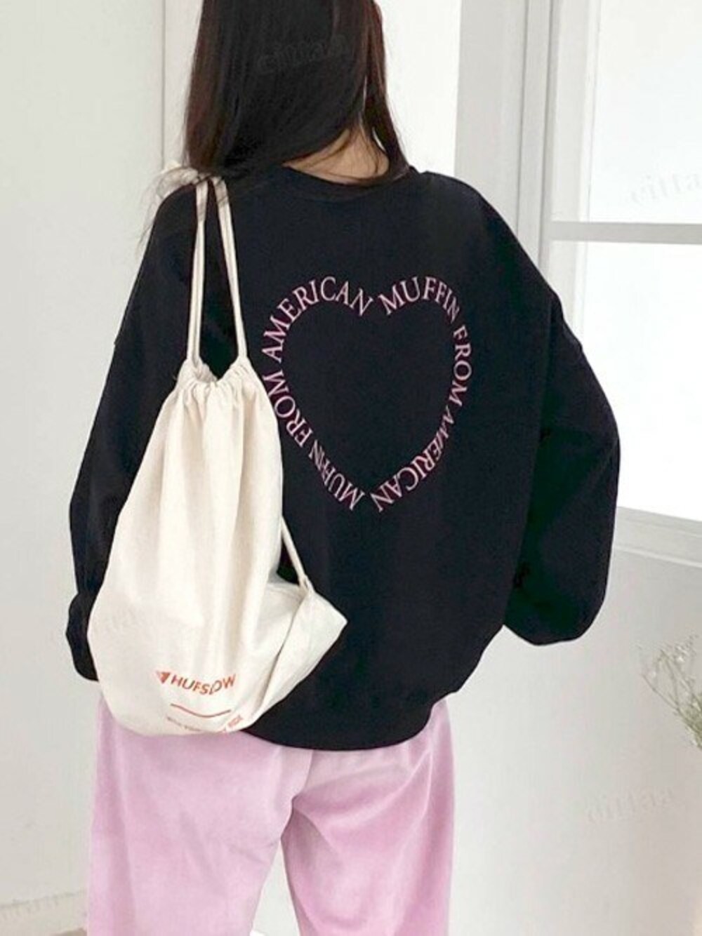 ブラック系のスウェット、ブラック系のスウェットを着用したレディースの秋コーディネートの1枚目の写真