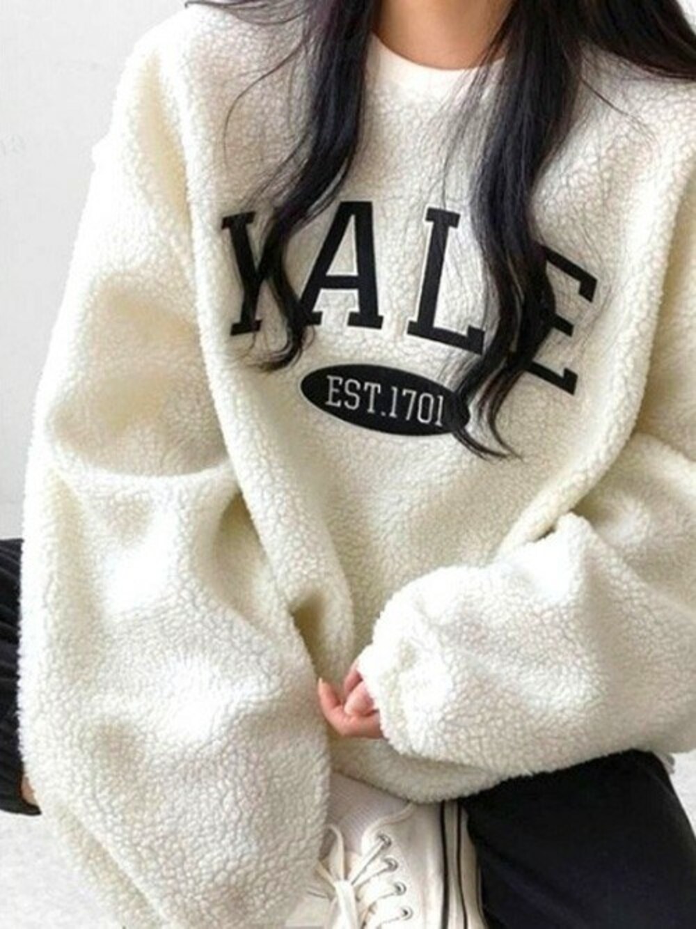 ホワイト系のスウェットを着用したレディースの秋コーディネートの1枚目の写真