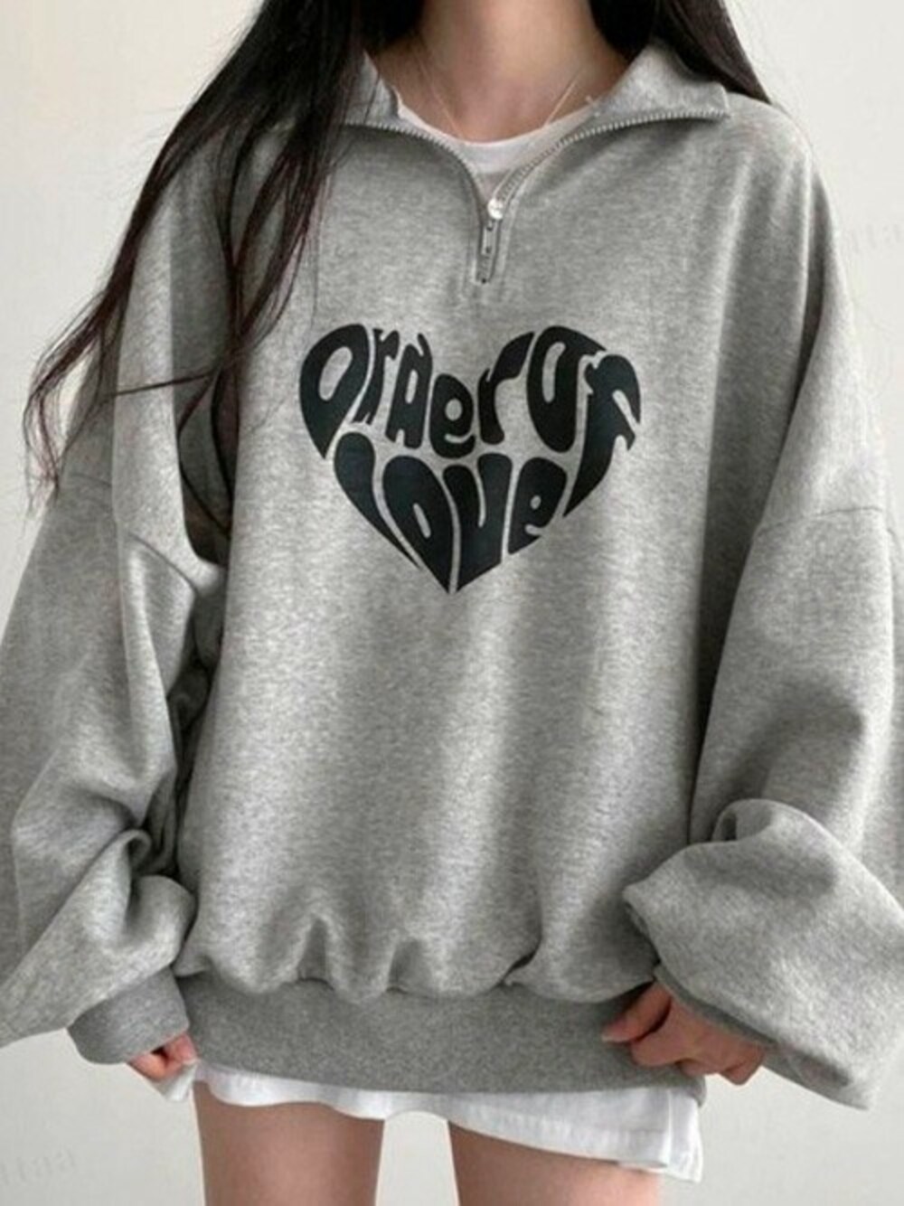 グレー系のスウェットを着用したレディースの秋コーディネートの1枚目の写真