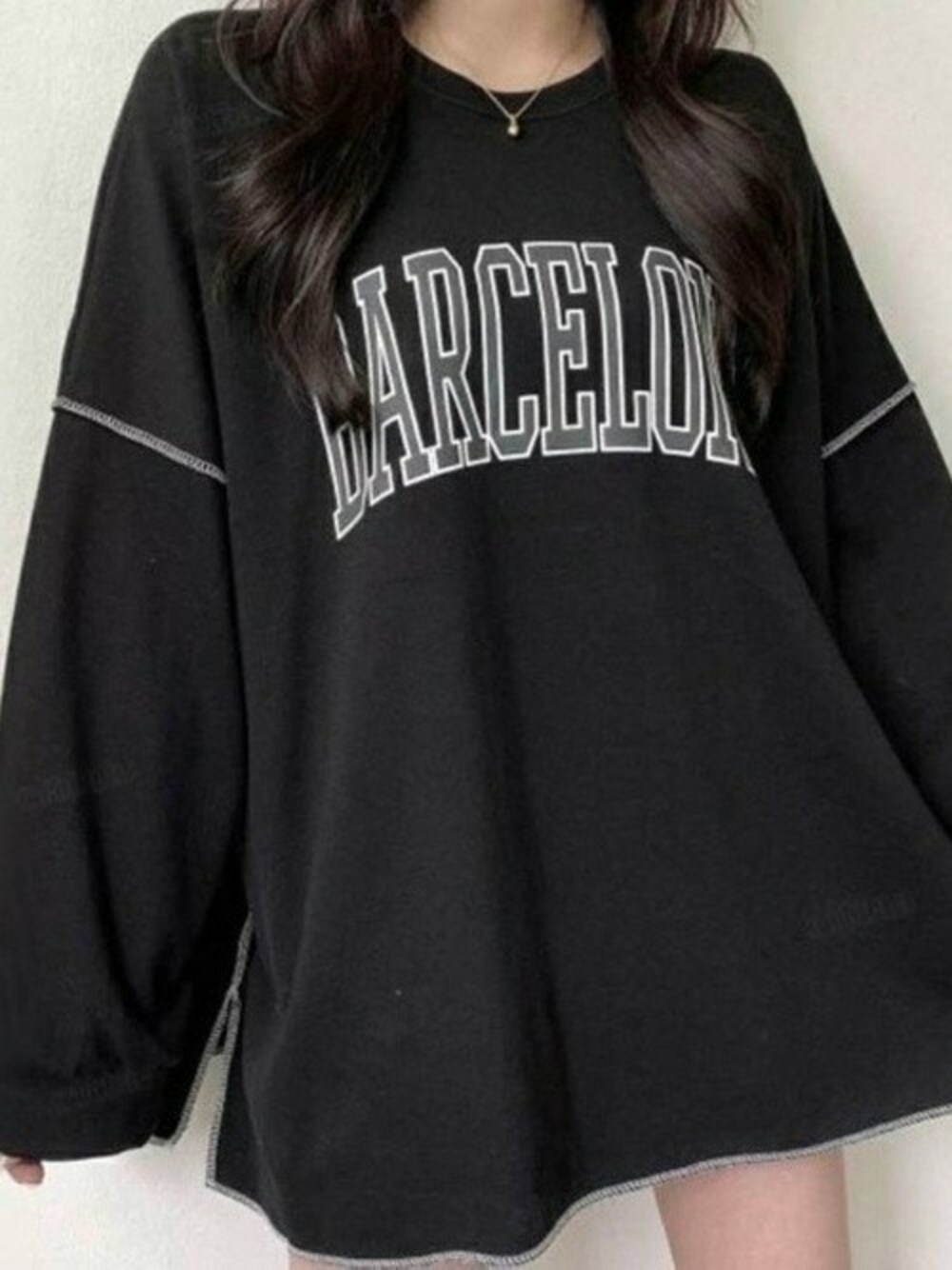 ブラック系のスウェット、ブラック系のスウェットを着用したレディースの秋コーディネートの1枚目の写真