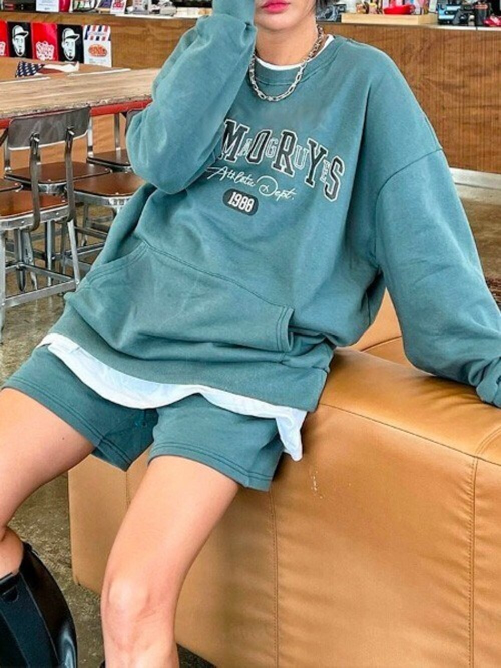 グリーン系のルームウェア/パジャマを着用したレディースの秋コーディネートの1枚目の写真