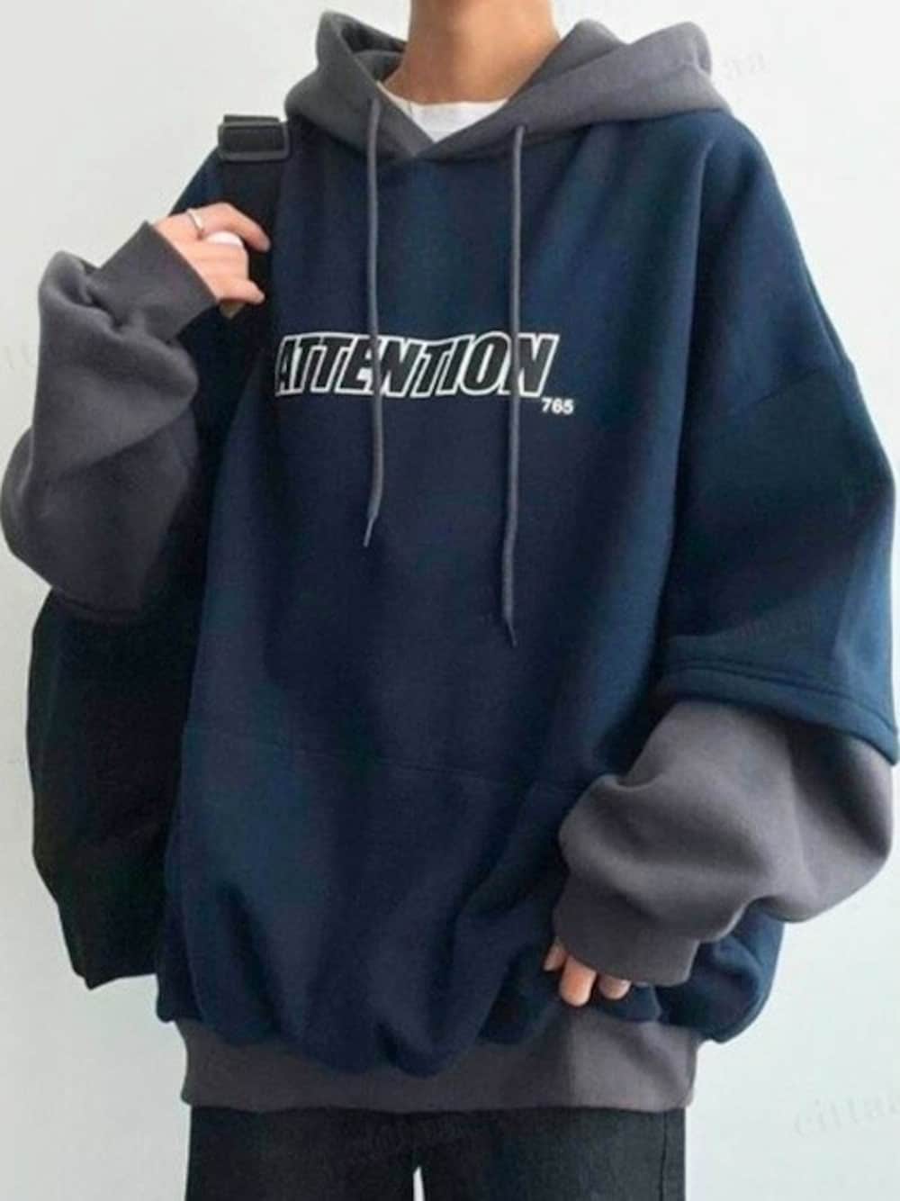 ブルー系のパーカーを着用したレディースの秋コーディネートの1枚目の写真