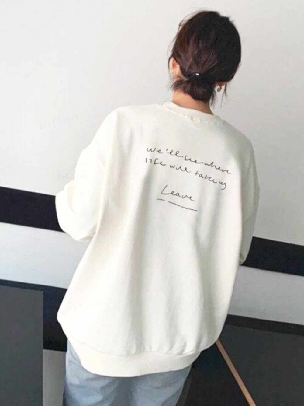 ベージュ系のスウェットを着用したレディースの秋コーディネートの1枚目の写真