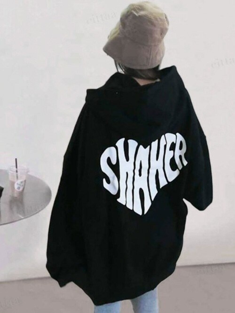 ブラック系のパーカーを着用したレディースの秋コーディネートの1枚目の写真