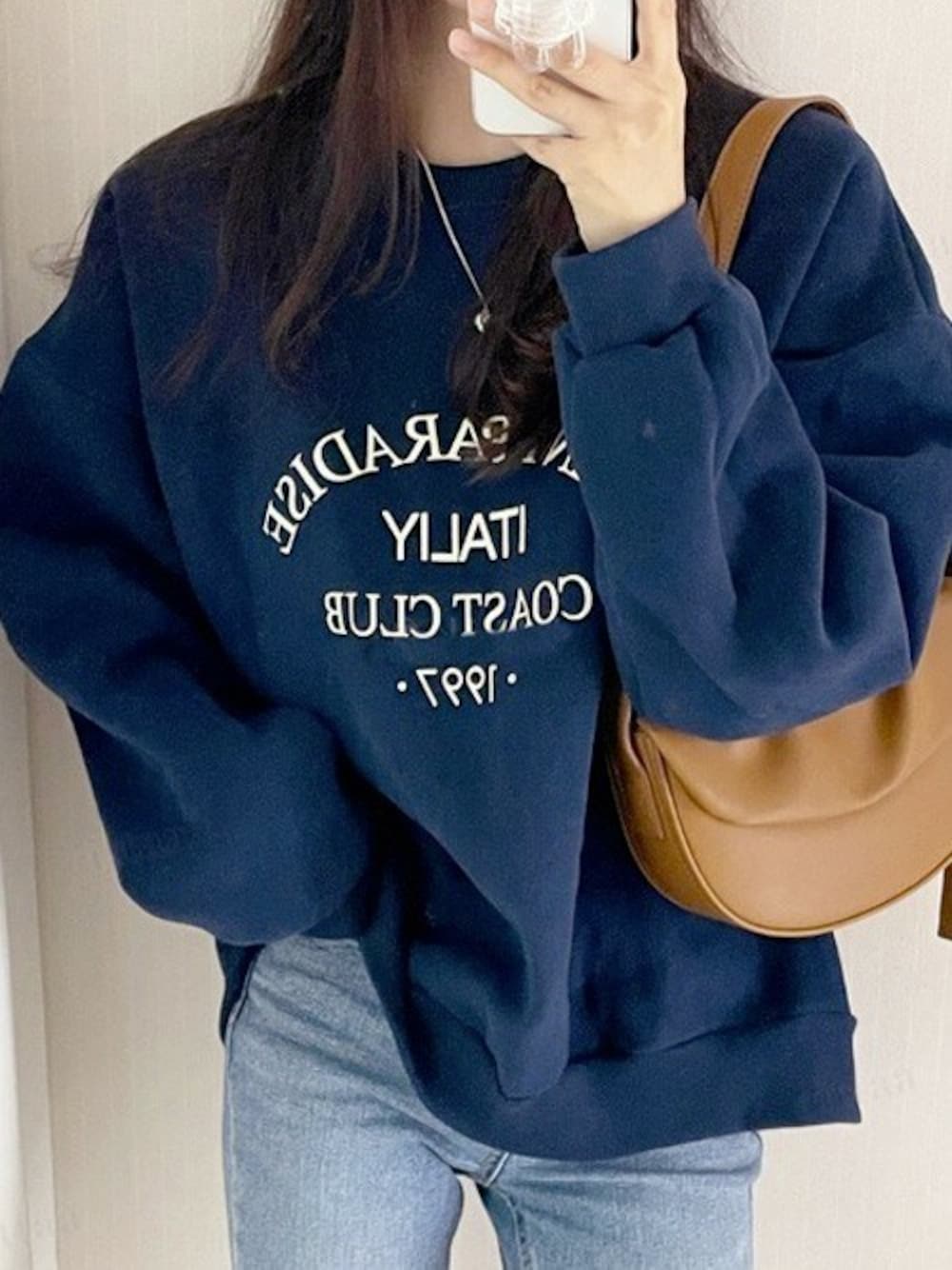 ブルー系のスウェット、ブルー系のスウェットを着用したレディースの冬コーディネートの1枚目の写真