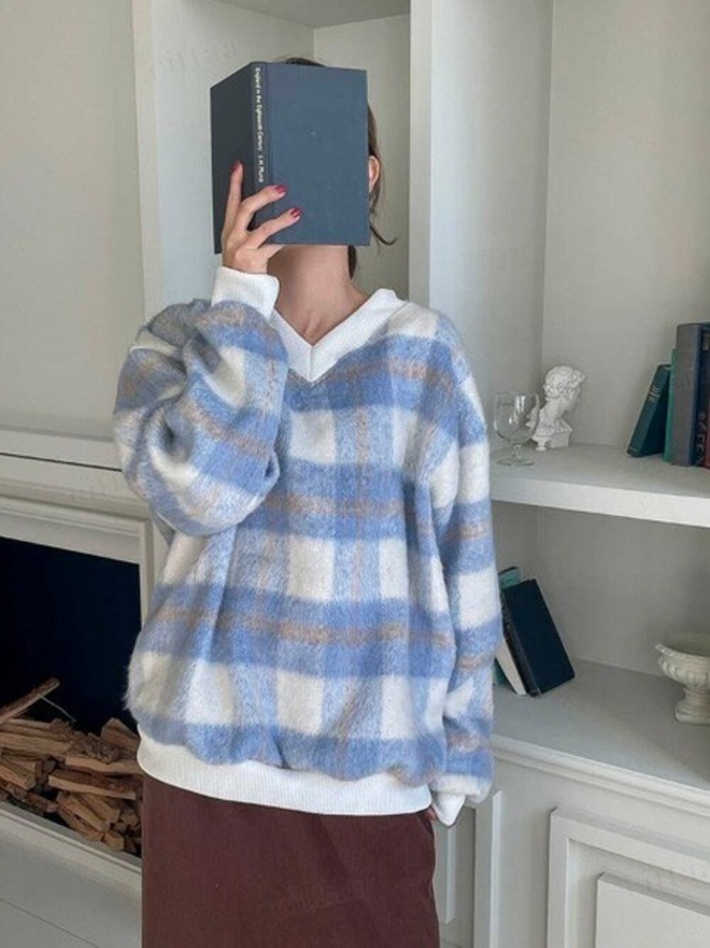 ブルー系のニット/セーターを着用したレディースの冬コーディネートの1枚目の写真