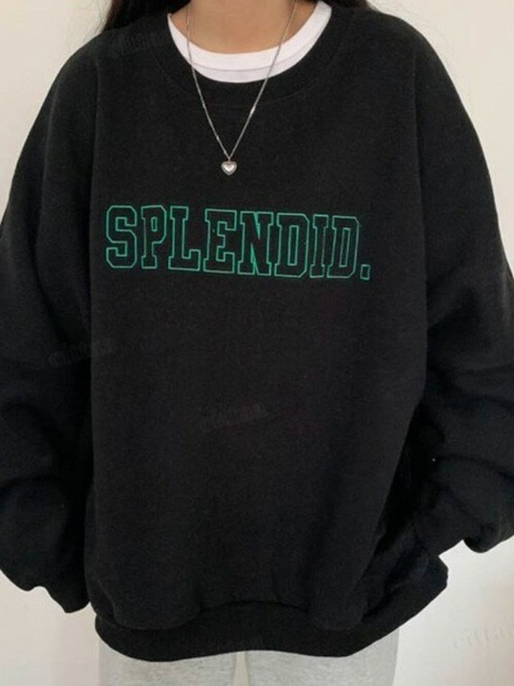 ブラック系のスウェットを着用したレディースの冬コーディネートの1枚目の写真