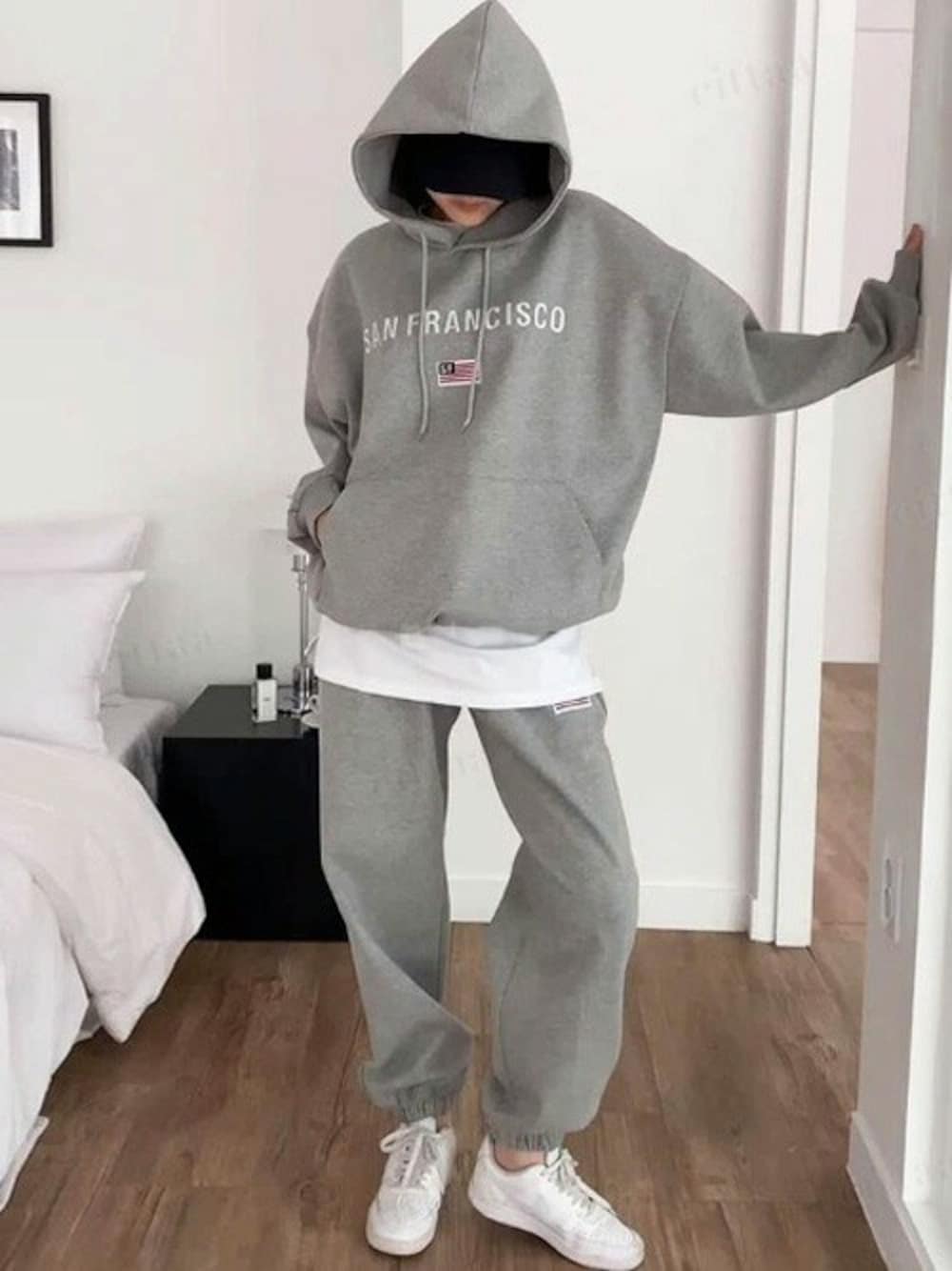 グレー系のルームウェア/パジャマを着用したレディースの冬コーディネートの1枚目の写真